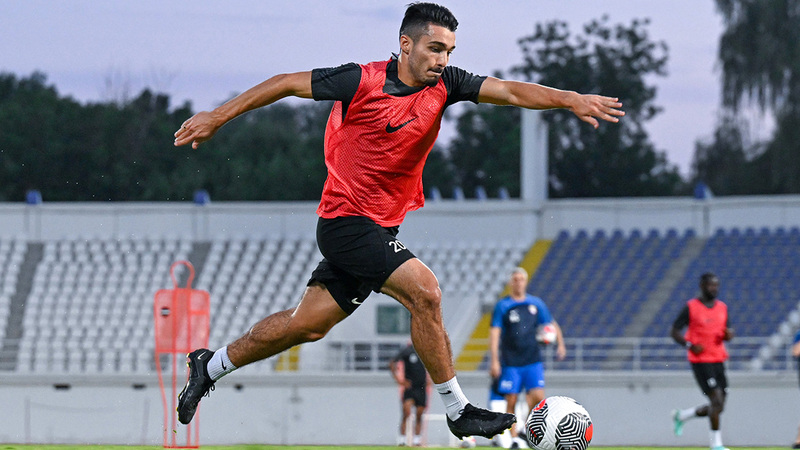 بالاسيوس يتدرب بشهية مفتوحة مع العين تحت أنظار مواطنه كريسبو