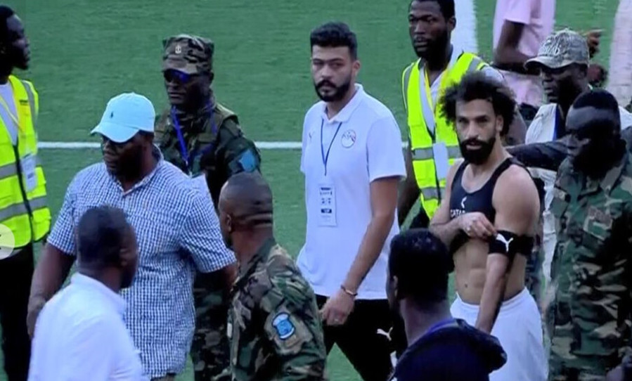 محمد صلاح ينجو من هجوم جماهيري في مباراة مصر وسيراليون (فيديو)