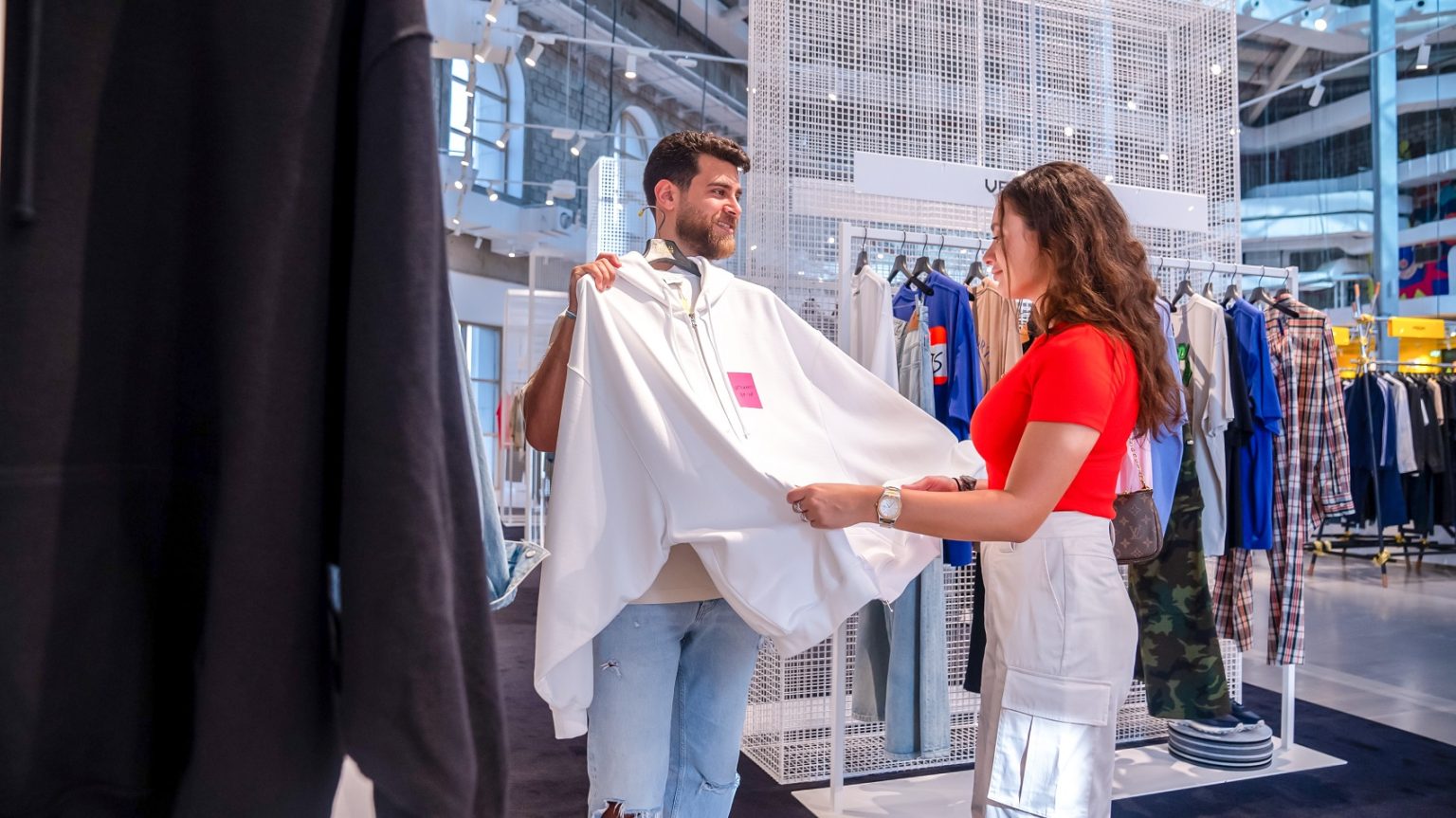 منصور بن زايد: مواصلة تطوير المنظومة الصحية أولوية قصوى للإمارات