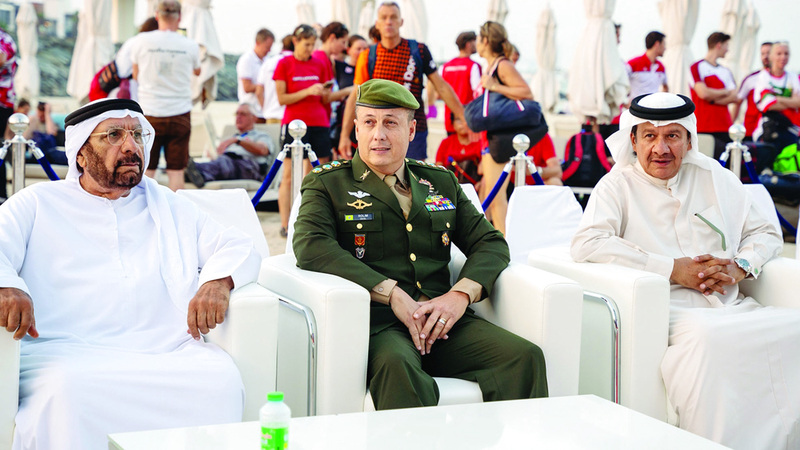 انطلاق «دولية دبي للقفز بالمظلات» بمشاركـة 40 فريقـاً