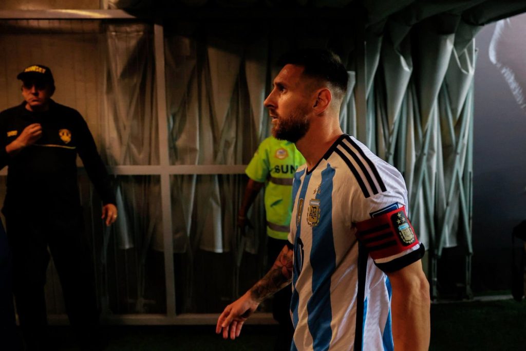 أزمة لبطل العالم.. مدرب الأرجنتين يفجر مفاجأة وميسي يغادر بمفرده (صور)