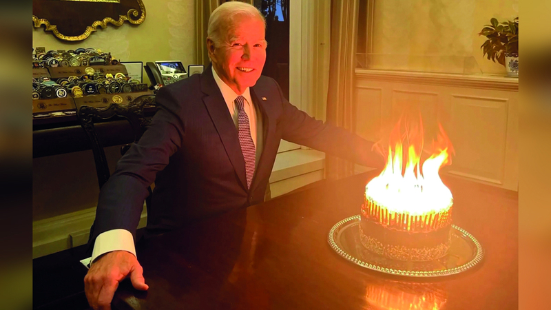 كعكة بايدن المشتعلة تعرّضه للسخرية