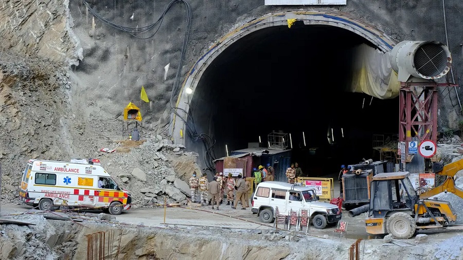 انكسار آلة حفر خلال استخدامها في إنقاذ 41 عاملا محاصرين في نفق بالهند
