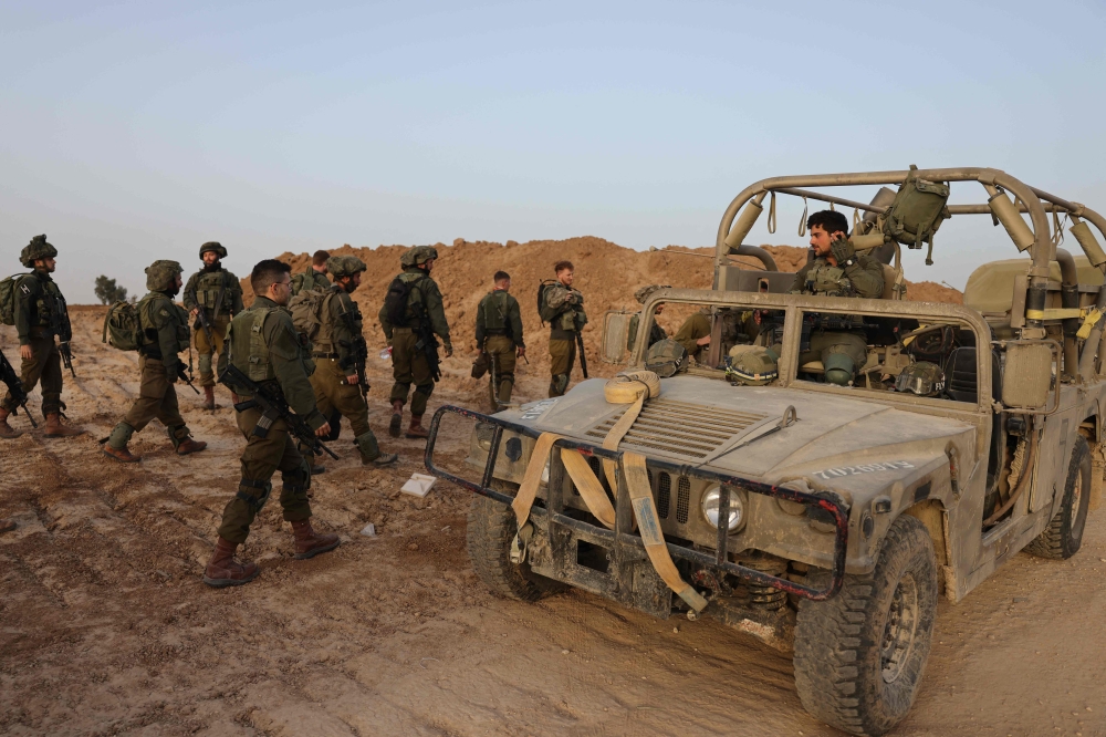 الجيش الإسرائيلي: الصليب الأحمر تسلم 14 محتجزا إسرائيليا و3 أجانب