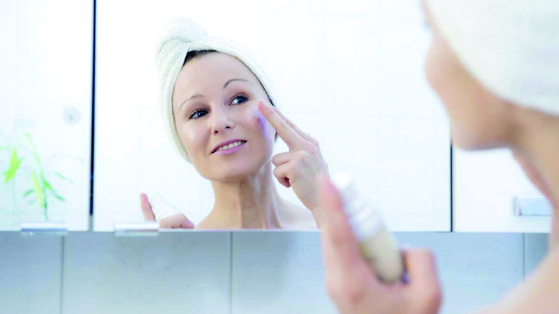 البشرة في الشتاء فريسة للجفاف.. نصائح للحفاظ على نضارتها