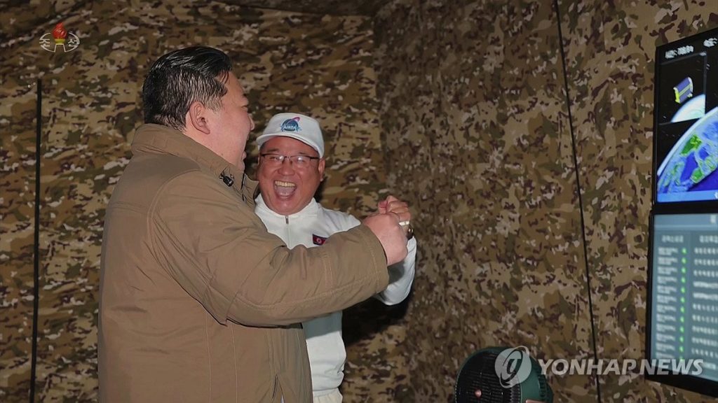 زعيم كوريا الشمالية يطلع على صور للبيت الأبيض والبنتاغون التقطها قمر التجسس