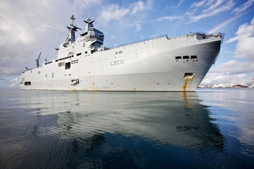 حاملة طائرات فرنسية ترسو في مصر لعلاج أطفال غزة