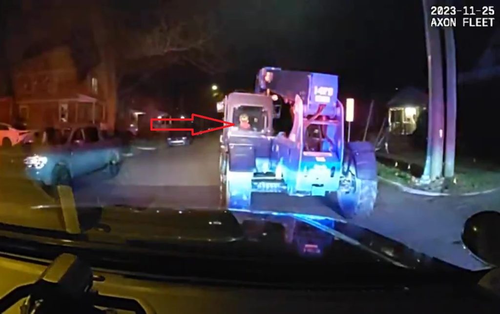 طفل يسرق ويقود “رافعة شوكية” ويتسبب في خسائر فادحة.. فيديو