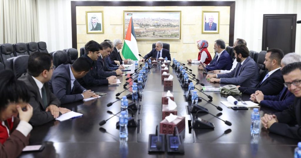 اشتية يبحث مع وفد تركي توفير المساكن المؤقتة لسكان غزة