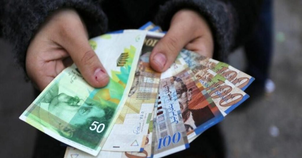 صرف سلفة من البنوك للموظفين ومتقاعدي السلطة الفلسطينية