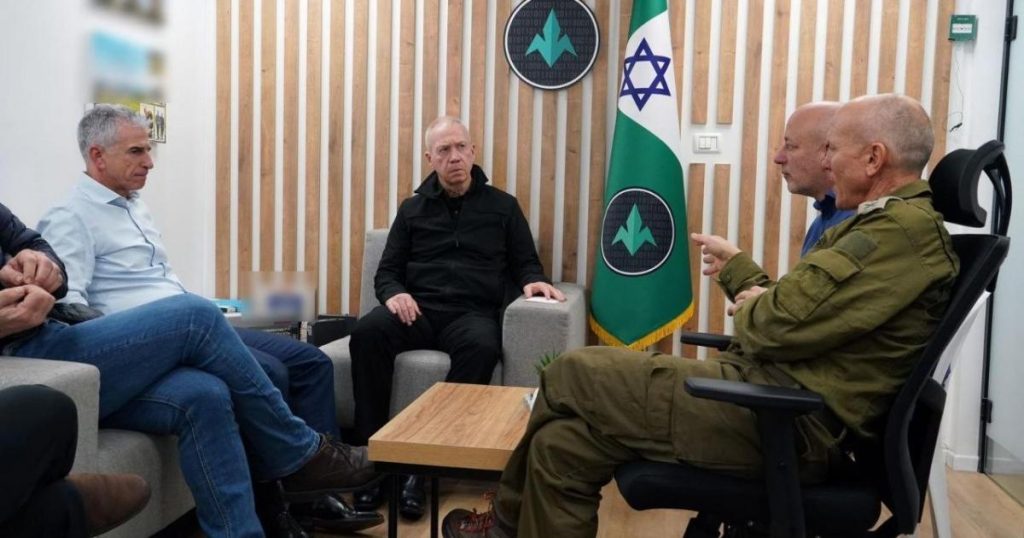 غالانت يجري تقييما للوضع لتحديد مكان الرهائن المحتجزين في غزة