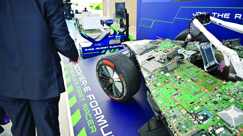 سيارة «فورمولا – وان» كهربائية صُمّمت من «النفايات الإلكترونية»