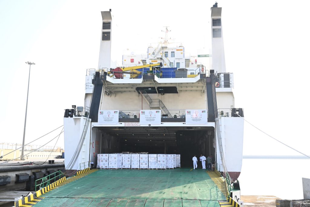إبحار سفينة مساعدات إماراتية من الفجيرة بحمولة 4000 طن لدعم الأشقاء الفلسطينيين