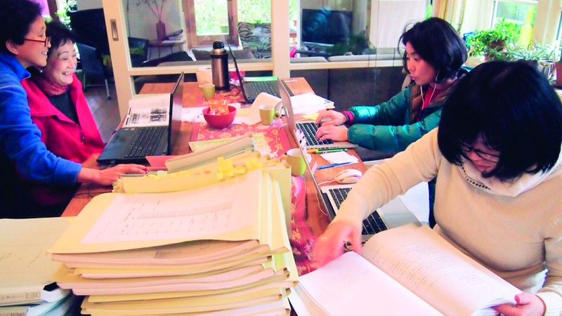 متطوعة تساعد هولنديين على تتبع جذورهم اليابانية