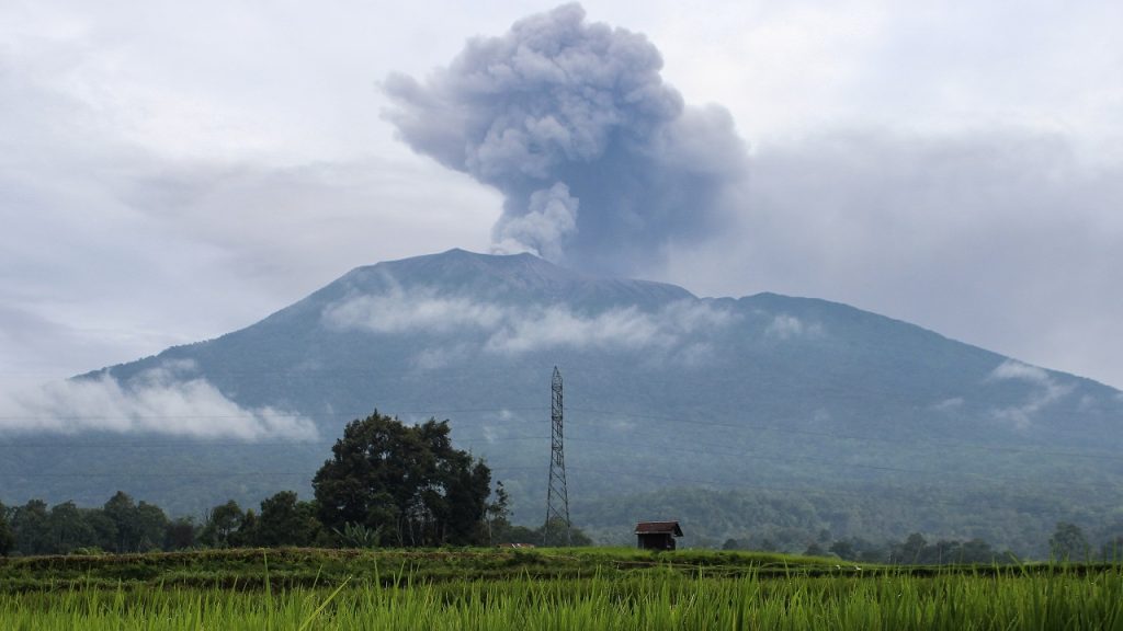 13 قتيلاً في ثوران بركان بإندونيسيا