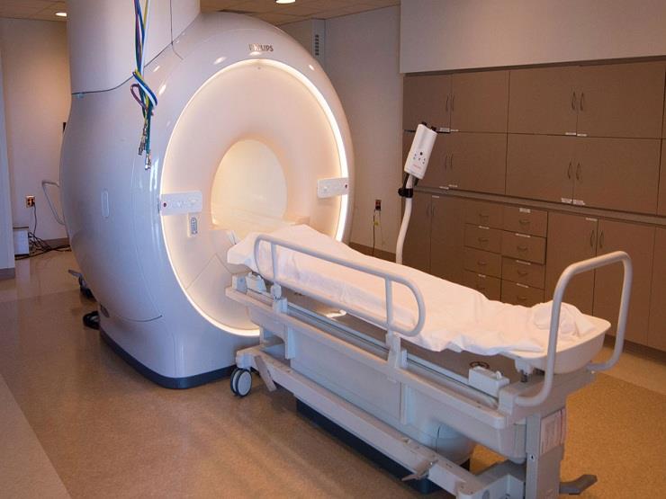 دخلت جهاز الرنين المغناطيسي تخبىء مسدساً فعاجلها برصاصة