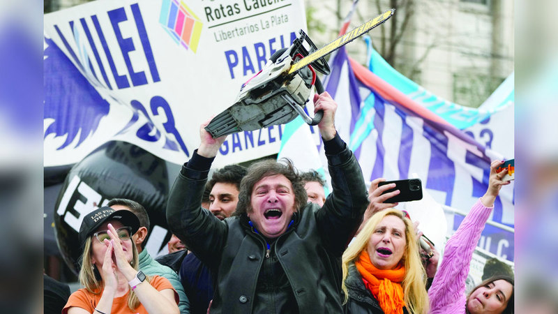 خافيير مايلي يضع المنشار جانباً ويستعد لتولي رئاسة الأرجنتين