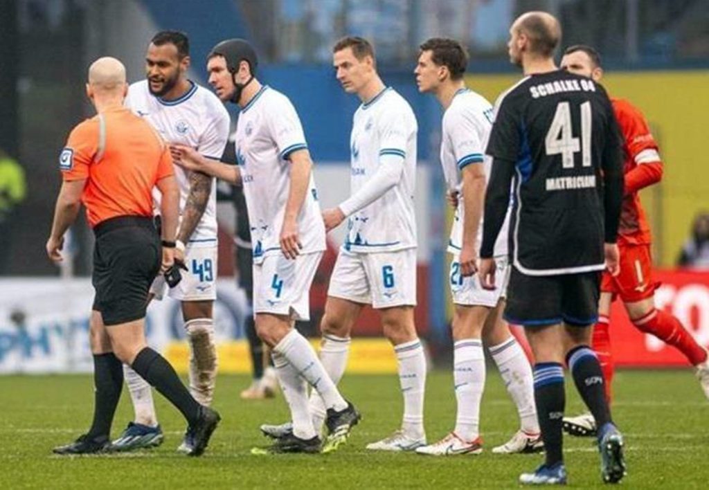 بطاقة حمراء غريبة في في الدوري الألماني