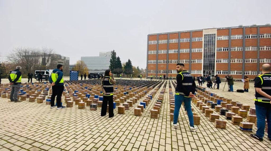 مصادرة 11 طناً من الكوكايين وسط شحنة تونة مجمدة في ضبطية تاريخية في إسبانيا.. فيديو