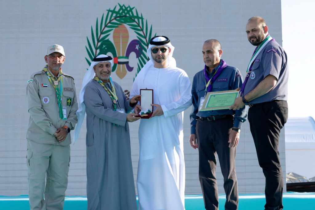 منحت حمدان بن محمد أعلى وسام كشفي عربي.. منصور بن محمد يشهد افتتاح المخيم الكشفي العربي الـ33 في المرموم بدبي