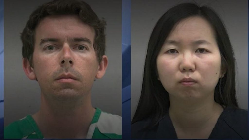 اتهام زوجين بحبس أطفالهما في أقفاص أثناء عملهما