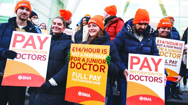 أحداث وصور.. إضراب جديد للأطباء في إنجلترا للمطالبة برفع الأجور