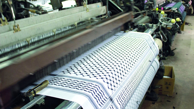 «الكوفية».. رمز القضية الفلسطينية مشغولة بخيوط الكفاح