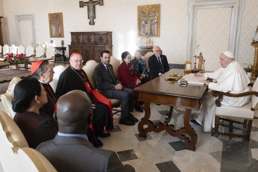 البابا فرنسيس يجتمع بلجنة تحكيم جائزة زايد للأخوة الإنسانية 2024 في الفاتيكان