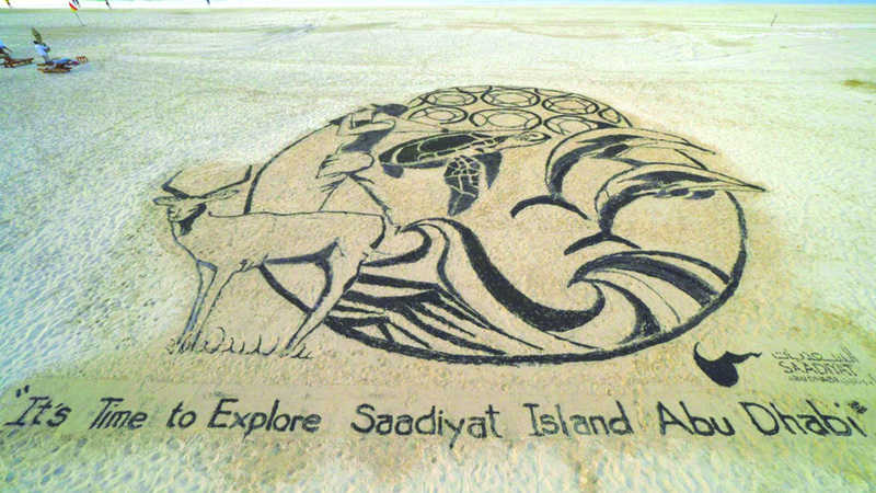 غزلان ودلافين تمرح في لوحة رملية.. تتغنى بجمال شواطئنا البيضاء