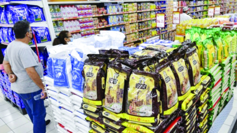 منافذ بيع تتنافس بـ «تخفيضات نهاية العام» بنسب تصل إلى 70%