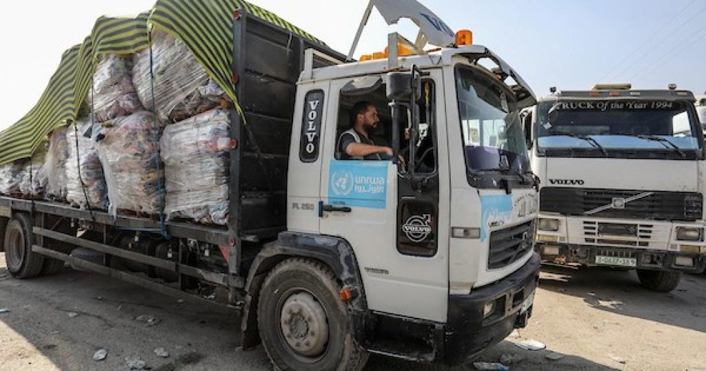 الهلال الأحمر يعلن عدد شاحنات المساعدات التي دخلت غزة