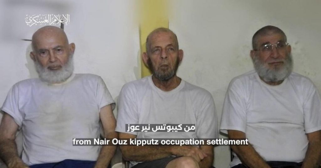 شاهد: كتائب القسام تنشر رسالة الأسرى الإسرائيليين في غزة للحكومة الإسرائيلية