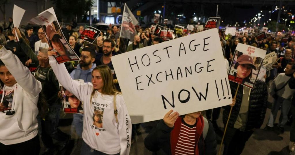 عائلات الأسرى الإسرائيليين في غزة يتظاهرون ويطالبون بصفقة تبادل جديدة