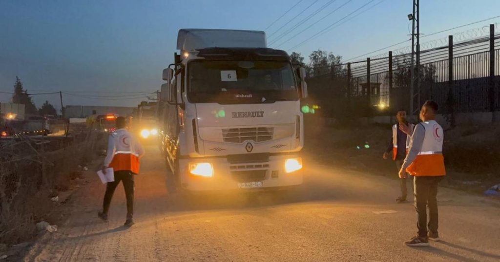 بالصور: دخول شاحنات مساعدات الى غزة عبر معبر رفح