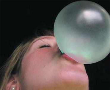 أخطر مما تتصور…أضرار مضغ العلكة لأكثر من 3 دقائق !