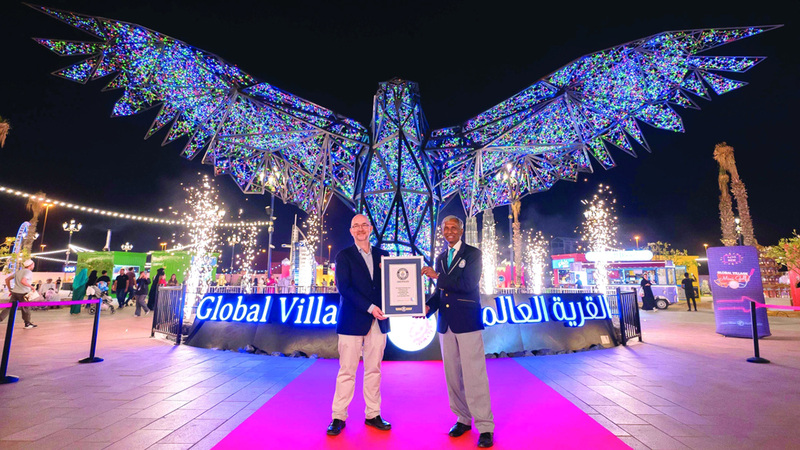 الصقر المعدني الأكبر في العالم يهبط في «القرية العالمية»