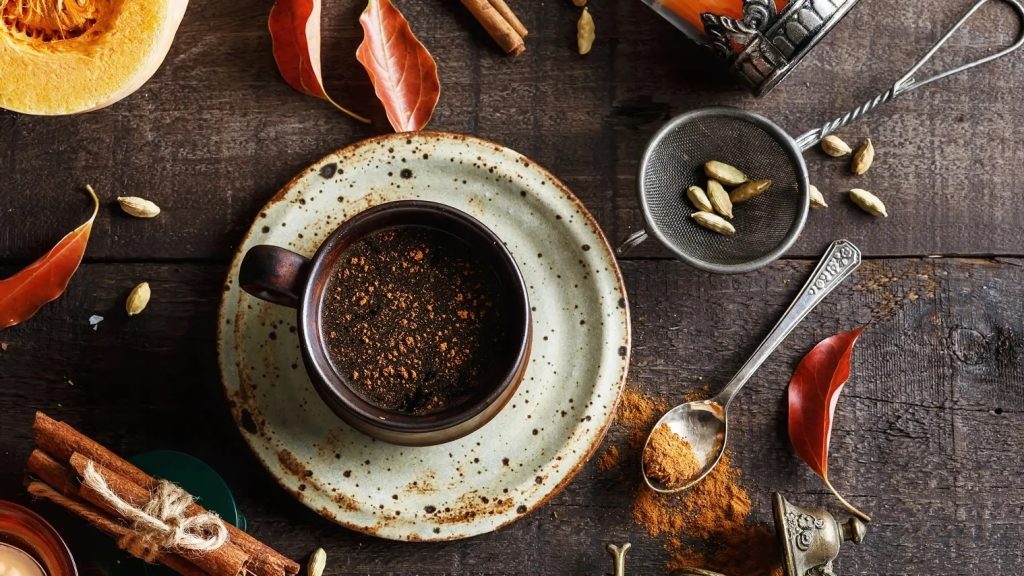 تخفض نسبة الكوليسترول وتحسن الذاكرة.. 5 بهارات تحول القهوة إلى إكسير للصحة