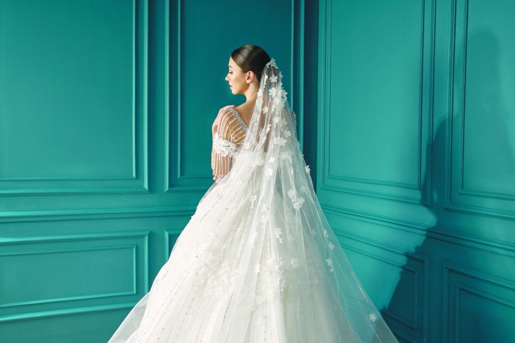 «هزار» تكشف عن مجموعة أزيائها لعرائس