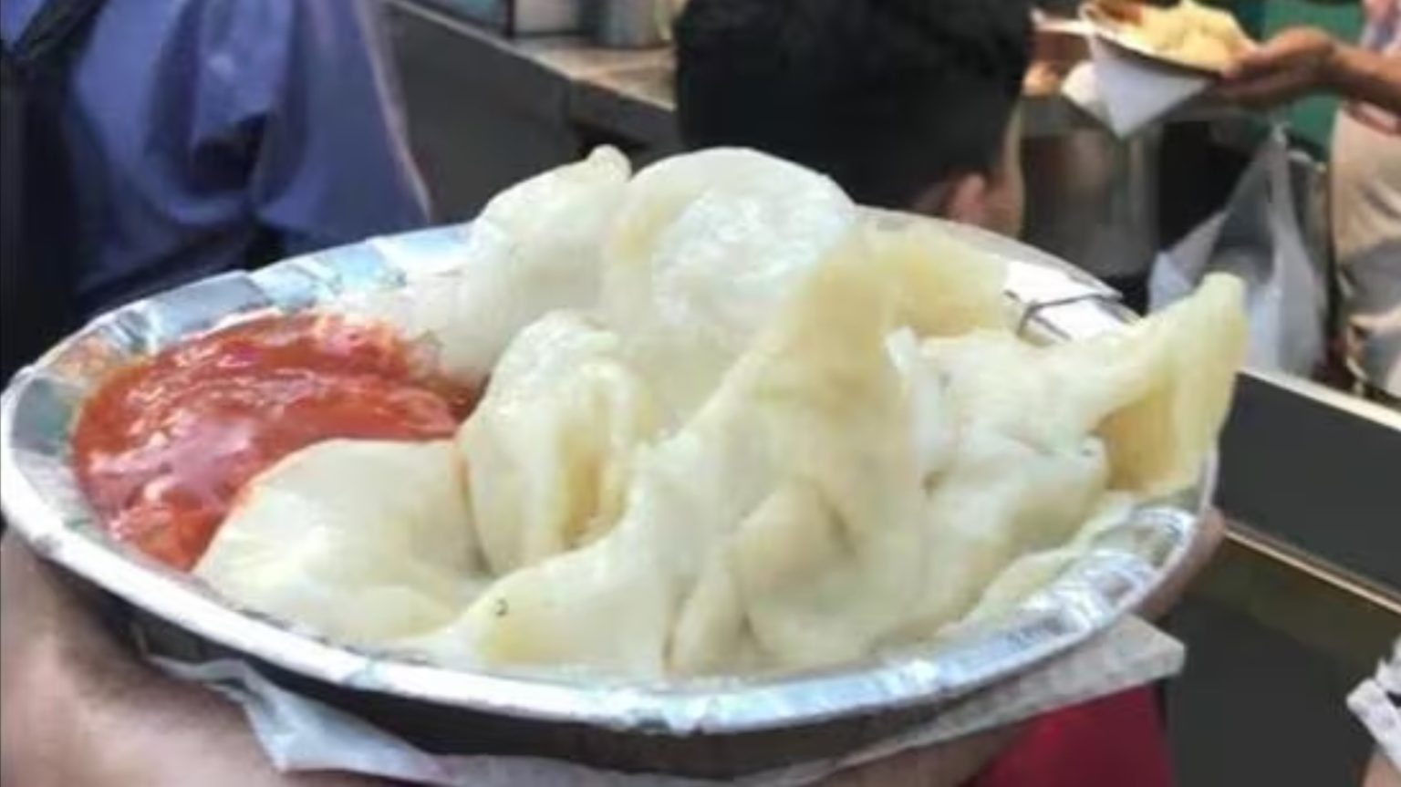 طلب مزيداً من الصلصة مع الوجبة فتلقى طعنتين بوجهه