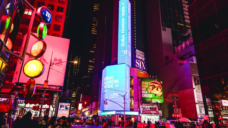 «دبي للموضة» موعد جديد من ساحة «تايمز سكوير» في نيويورك
