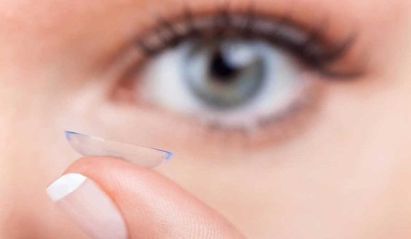 هل تتسبب أطقم الأسنان والعدسات اللاصقة بمشاكل صحية؟؟