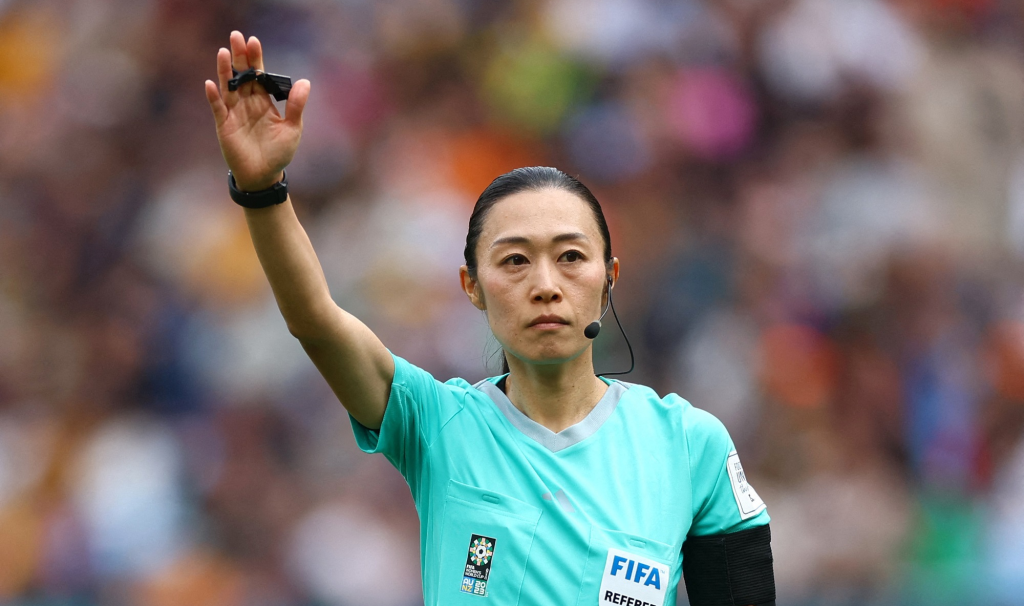 اليابانية يوشيمي تدخل التاريخ.. أول امرأة تدير مباراة في كأس آسيا