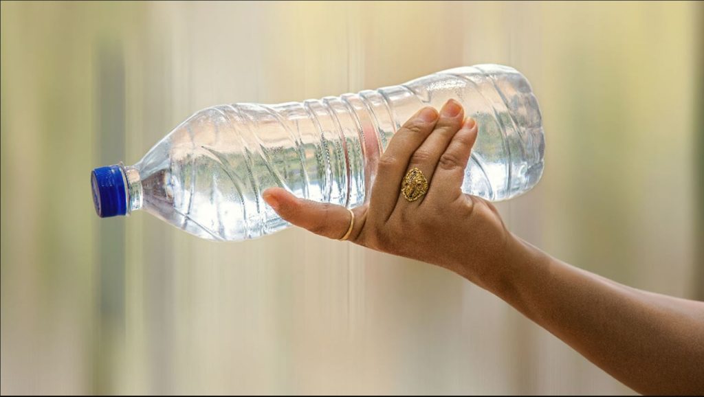 إكتشاف مقلق في عبوات المياه البلاستيكية