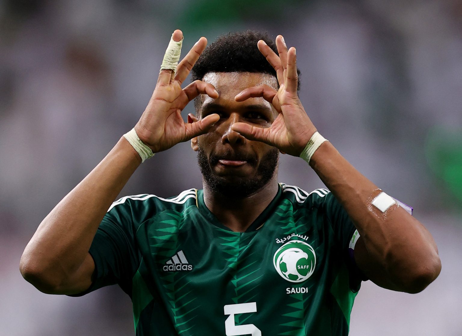 بطريقة دراماتيكية.. الأخضر السعودي يهزم العماني في الدقيقة 96