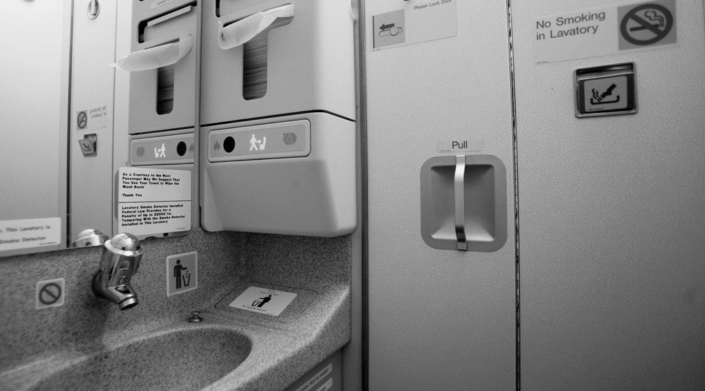 مسافر يقضي الرحلة في مرحاض الطائرة ويتلقى تعويضاً