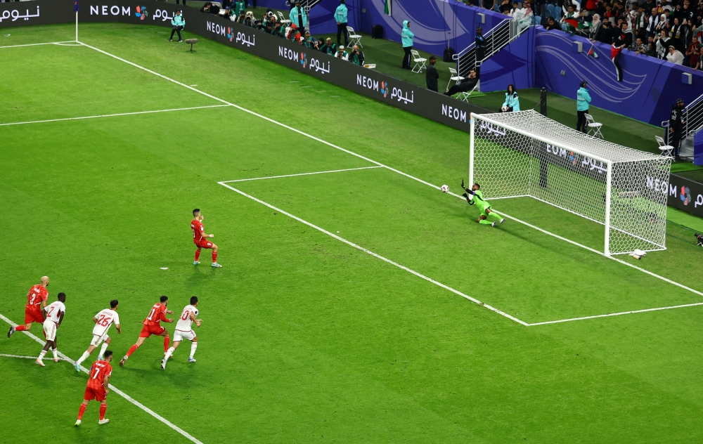 المنتخب يتعادل مع فلسطين بـ 10 لاعبين.. وتألق خالد عيسى