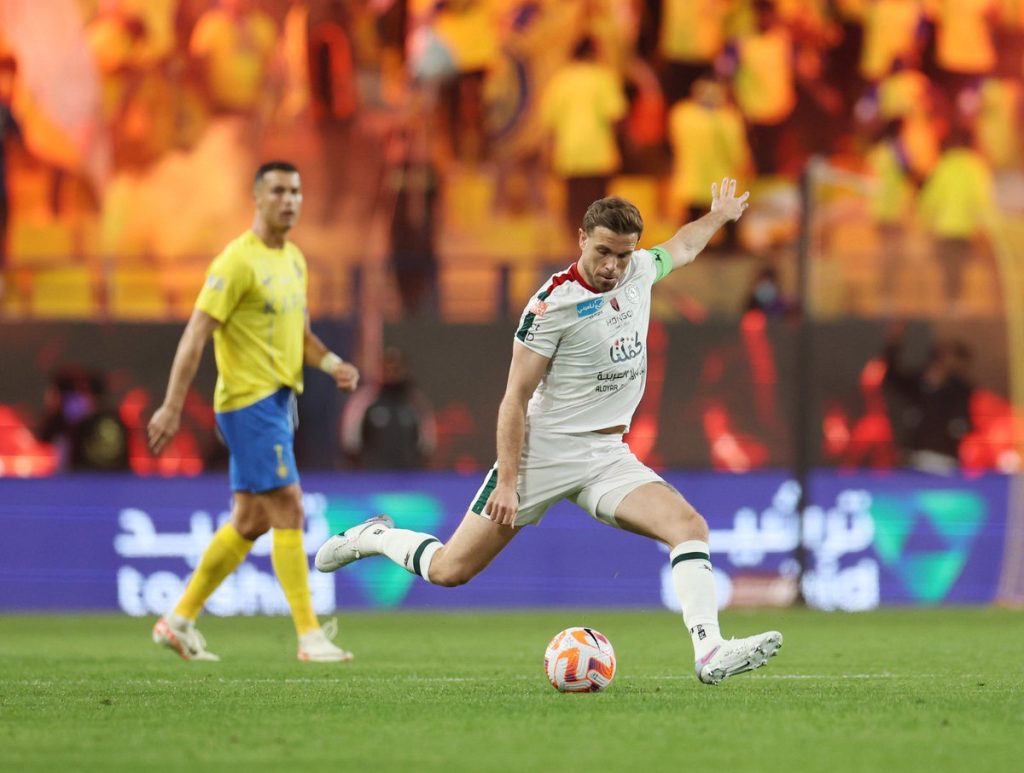 قائد ليفربول يغادر الدوري السعودي وأياكس يعلن التعاقد مع اللاعب