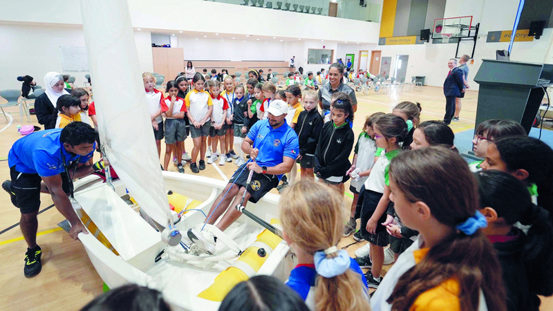 «دبي البحري» يعرّف المدارس بالشراع الحديث