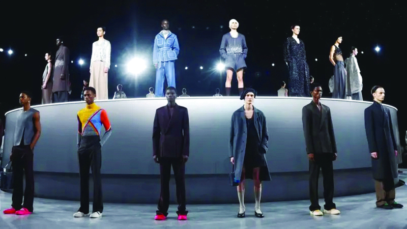 قصة مصوّرة.. موضة الرجال في باريس: معاطف لامعة وقمصان بلا ياقات