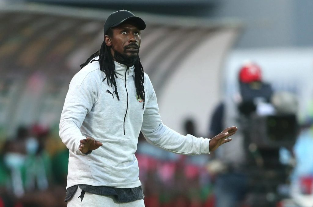 نقل مدرب السنغال إلى المستشفى بعد الفوز على الكاميرون